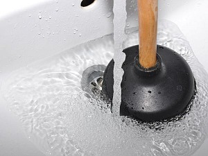 Udrożnienie zatkanego odpływu umywalki lub zlewu: Wygodne rozwiązanie dla Twoich problemów hydraulicznych